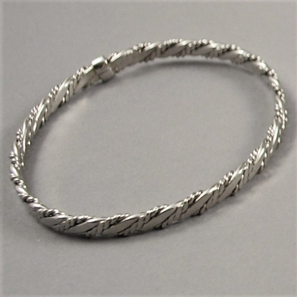 Set of Avon Jewelry 1979 Classic Twist Bangle Bracelets Gold Tone & Silver Tone - Picture 4 of 8